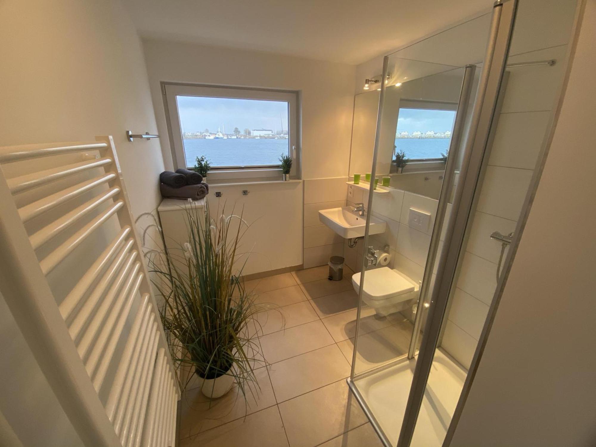 Schwimmendes Ferienhaus Antares One rundum Wasserblick Sauna Sonnendeck by Seeblick Ferien Olpenitz Exterior foto
