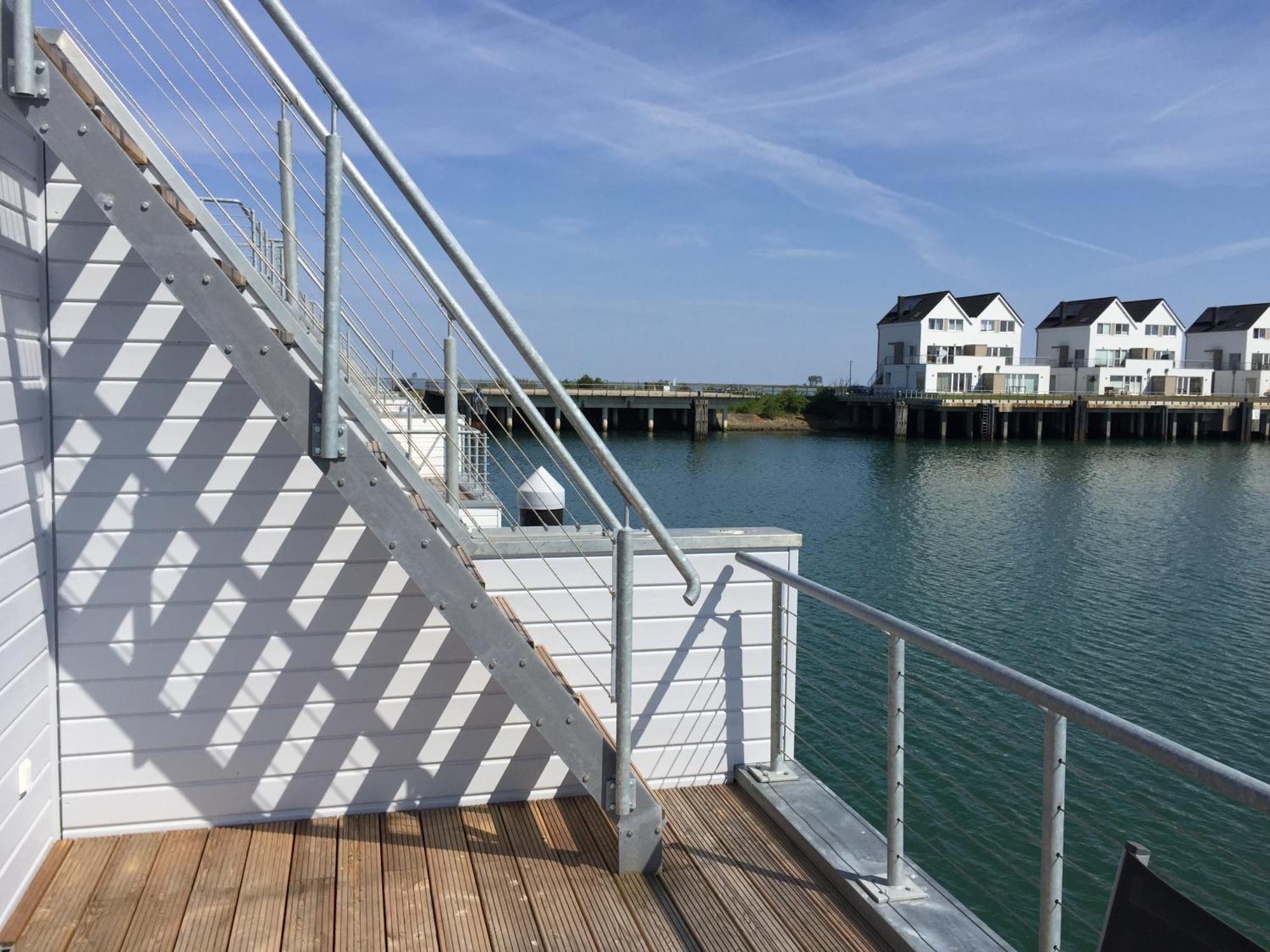 Schwimmendes Ferienhaus Antares One rundum Wasserblick Sauna Sonnendeck by Seeblick Ferien Olpenitz Exterior foto